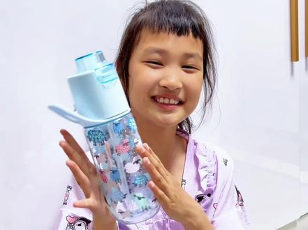能喷能喝的水杯,孩子超爱 不管是日常上学,还是出门游玩都能用。既能喷雾降温,还有趣味玩味环,难怪小朋友都喜欢~#儿童水杯 #玩味杯 #夏日水杯 #学生水杯 #户外好物