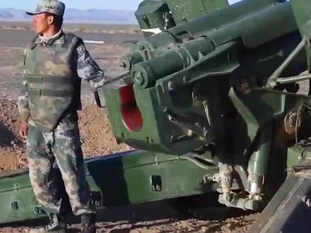 火炮的冲击波有多大?战士用来装水的桶,直接被冲击波撞碎#虎符军事 #火炮 #军事科技 #燃兵器 #聚V计划