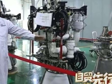 星际荣耀液体型号总指挥何光辉在三沙卫视《自贸先行者》上透露,双曲线三号已完成初样研制阶段,预计明年2月开始首飞箭的总装总测,以实现“入轨+回收”的发射目标,一子级长约42米,回收复用目标次数为20次,检修测试需一个月左右,一子级的成本约占整体70%,加上其他一些费用,大概能降低一半以上。
焦点二号发动机的研制用了一年半,研制成本投入了3~4亿,投产后的造价能达到800~900万/台,一条产线可以同时组装5台,基本上约一个月一个班次,今年大约能生产20台,明年可能要生产50台。
庞各庄总装总测厂房占地约一万平方,是早期租的厂房。文昌在建的复用检修及总装总测厂房占地90亩,总面积4万多平方米,一期是1.7万平方米,目前已打完地基,在4月具备使用条件,6~7月交付,总投资5个亿。同时还投资了2个多亿在文昌建动力试车台。
回收驳船有1.7万平方米,着陆区域标准面积为40*60米,即2400平方米,实际能用上的也就中间30米直径范围内。