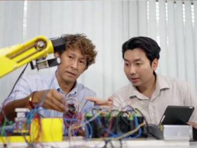 11月27日,长盈精密在互动平台扔下一个重磅消息:谷歌是公司前十大客户,双方已经深度合作十年,现在还在联手开发新品!是不是很好奇,这家低调的企业到底在给谷歌做什么?又为啥能被全球科技巨头抢着合作?
先来说说大家最关心的,长盈精密可能在给谷歌研发哪些新品?要知道谷歌最近动作频频,即将推出对标英伟达的第七代TPU旗舰芯片Ironwood,这可是能搅动全球AI算力市场的“大杀器”,单芯片峰值算力高达四千六百一十四 TFLOPS!而长盈精密刚好擅长服务器铜缆及连接器这些核心配件,这些就像是AI芯片的“神经网络”,少了它们算力再强也跑不起来。除此之外,谷歌的Pixel手机、AR/VR智能设备一直迭代不断,长盈精密在消费电子精密结构件领域深耕多年,很可能在给这些产品打造更轻薄、更耐用的机身部件。虽然公司没明说,但结合谷歌的新品规划和长盈的业务强项,这波合作大概率瞄准了AI和智能终端两大热门赛道。
能和谷歌合作十年还持续开发新品,长盈精密的“朋友圈”可不止这一位巨头!海外科技圈的半壁江山,都有它的身影。三星作为全球消费电子龙头,早就把智能手机、电脑的精密结构件订单交给了长盈,越南生产基地就近供货,协同效率拉满;Meta的Ray-Ban智能眼镜,镜架、铰链这些关键结构件就是它家的手笔,让智能穿戴更轻便舒适;特斯拉的人形机器人Optimus更离不开它,核心传动件的市场份额超过七成,单台机器人的配套价值就有四万元,未来一年有望带来超二十亿元的收入增量;还有海外新锐机器人公司Figure AI,不仅签下了两万套灵巧手关节总成的订单,还和长盈达成了三年战略合作,高层专门飞到东莞工厂考察点赞。从消费电子到新能源汽车,再到人形机器人,长盈精密的产品几乎覆盖了科技巨头的核心赛道。
那么问题来了,全球科技巨头为啥偏偏认准长盈精密?核心原因就三点,每一点都硬气十足!首先是研发投入“下血本”,公司年均研发占比营收达到十个百分点,累计专利超三百项,人形机器人相关专利占比就达三成五。其次是制造精度“超苛刻”,能把零件误差控制在微米级,机器人关节齿轮的精度更是达到国际领先的一弧分以内,就像给机器 人做“关节手术”一样精准。最后是响应速度“超给力”,靠着千台CNC设备的柔性生产调度,订单响应周期缩短至四十八小时。
#长盈精密 #谷歌tpu #人形机器人概念股 #ai眼镜概念股