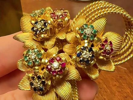 19世纪末,Hirsch Kuchinsky为逃离动乱,带着家人来到伦敦成立珠宝公司,在此之前,他们家族曾是巴伐利亚王室珠宝商。凭着精湛的工艺和不俗的品味很快在英国站稳脚步,在20世纪40年代末和50年代的许多创作都是大胆和故意炫耀的,庆祝战时限制的结束和再次获得奢侈品的能力。用贵重宝石、珊瑚或绿松石等天然材料着色,以包括鸟类、猫和其他动物在内的俏皮设计而闻名。60年代后,他们的业务不断发展壮大, 跻身成为英国最受上流阶层和新资产阶级热爱的珠宝商。而那句大名鼎鼎的“暴发户才买卡地亚,有钱人都买辜青斯基”的评价也是出自当时在伦敦留学的亦舒之手。20世纪以来,来自全球的富豪都热衷于在伦敦投资汇聚,其中就包括实力雄厚的中东富豪,他们是Kutchinsky忠实且稳定的客户。然而这个家族是优益出色的珠宝匠,却不是一个聪明的珠宝商。随着90年代海外战争打响,中东暴乱,大量客户流失,Kutchinsky被Moussaieff收购。