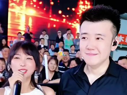 小幸运空降木森大舞台,第一次登台就把现场气氛给炸裂了。 #小幸运木森大舞台#小幸运#上热搜现场 #木森大舞台中场#小幸运来了@.小幸运.(招徒弟)