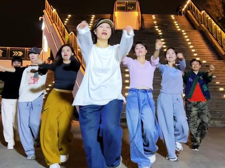 玉芬完整版也来了,有腿就会跳的步子舞。 #玉芬 #完整版 #简单步子舞一看就会 #全网都在跳这个舞