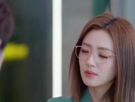 #dou上热门 #年少有为#热播剧#喜剧黑马#何瑞贤 辛特助是热播剧《年少有为》中的关键角色,由演员何瑞贤饰演。她在剧中名叫辛海璐,是裴氏集团的特助兼财务总监,专业过硬、行事又A又飒。其核心任务是监督男主裴谦(彭昱畅 饰)试图“亏损创业”的离谱计划,严格审核每一笔开支,是剧中理性与秩序的“定海神针”。