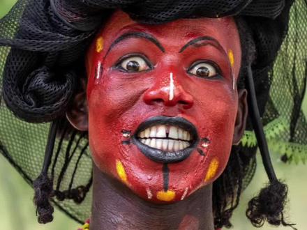 去乍得,看世界上最疯狂的“男性选美节”!🤯🔥
在乍得的萨赫勒荒野,每年都有一场世界上最古老、最神秘、最反差感的“选美”——格雷沃尔男性美丽节 Gerewol。
这里的审美,不是肌肉,也不是财富,而是——眼睛要够白、牙齿要够亮、舞姿要足够迷人。
年轻的伍达贝男子会把脸涂成土红、画上精致白点,戴上羽毛和首饰,在炙热的沙漠中整夜跳着 Yaake 舞,用夸张的眼神、颤动的身体,争夺评委的心。
评委是谁?
是部落里最美、最有地位的女性。
她们会在上百名男子中,挑选让自己心动的那一个。
在那一刻,美丽、力量与欲望在荒野里交织,没有修辞,只有直击灵魂的原始魅力。
Gerewol,不是表演,是延续千年的爱情仪式。
如果你以为世界审美都一样,那是因为——
你还没见过乍得的格雷沃尔。
#原创视频 #拍摄现场直击 #旅行推荐官 #乍得 #非洲旅行