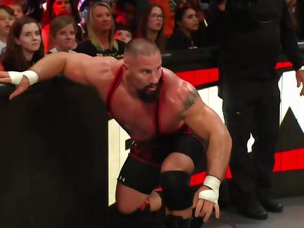 最新一期RAW,布雷克飞冲肩撞翻道金斯,赛斯与福特冲突! #WWE #布朗布雷克 #赛斯罗林斯 #罗根保罗