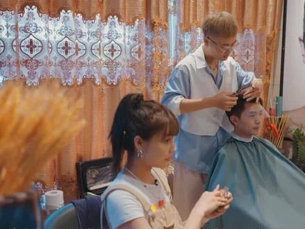 #机智的恋爱翁晓君带吴文昌去理发的花絮来啦,快来围观~