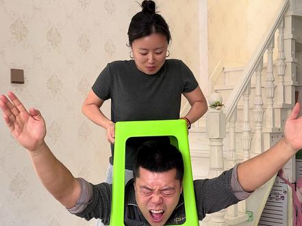 真服了 当初咋寻思嫁给他的呢 被凳子卡住了#憋住不准笑 #一张图证明你在健身 #闲出屁系列 #这个动作有点难#放飞自我系列