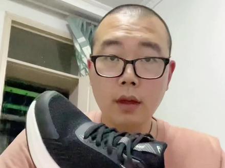 粉丝私信我,他花了89块钱买的鞋子,穿了三次没法穿了,刷了鞋底还是很臭,让我出个视频怎么选鞋,第一买鞋一定要看鞋底材料,Eva和MD这两种主流鞋底材料随便买,轻便,高弹,不臭脚,不要再贪图便宜卖PU和PVC鞋底材料鞋子,买着便宜,穿着贵,底子硬还臭脚,理智消费,学会通过鞋底材料来辨别鞋子好坏。#同城热门 #回力 #dou➕小助手