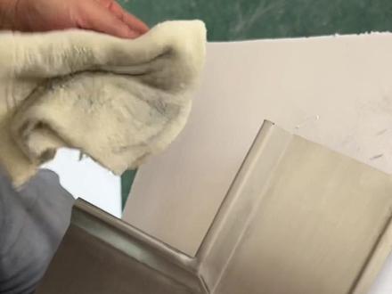 今天分享,不锈钢产品拉丝完成后如何防指纹#不锈钢制品 #金属表面处理 #打磨抛光 #不锈钢加工 #五金工具 去污,防手印,防指纹,增加光亮度。