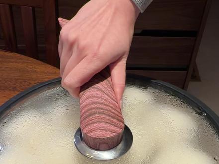 3天自制霉豆腐🤏🏻就为了摸一下 演这出 15块成本,常温发酵,不需要烤箱,就得到一锅雪白无杂菌的霉豆腐,被亲朋好友夸厉害哈哈哈
老豆腐切块,建议切小一点,我切太大了。开水蒸10分钟左右消毒,放凉,不然温度太高会把菌烫死
3g腐乳曲,用150ml凉白开化开,水温也不能高。豆腐每一面都蘸下菌水,保持间隔,放镂空的盘子,密封发酵。
我用的蒸屉,底下水盆接漏下来的水,镂空的才不会发霉。
盖了锅盖,保鲜膜密封,常温发酵3天就好了。没有再加热进烤箱,看很多人用烤箱保温完全不需要啊
发酵好的霉豆腐刮开,洒高度白酒摇匀,倒了20g辣的辣椒粉,和不辣的辣椒粉,很多盐,再摇匀,放密封罐里保存发酵15天才能吃
#霉豆腐#在家自制毛豆腐也太好玩了#万物皆可霉豆腐#满级吃商指南#美食