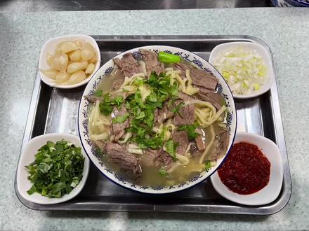 肉烂汤鲜,味醇。吃着扎实,顶饱,反正我这么大小伙子,一碗都吃不完😄,本店的一大特色美食,有喜欢的朋友可以前来品尝一下#美食探店 #上热门#热门#创作灵感 #美食探店 #地方特色美食 @DOU+小助手 @抖音广告助手 @抖音小助手 @祥和泡馍龙汇家园店