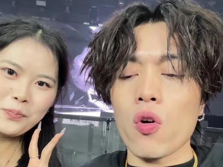 Vlog|欢迎收看湘里别👀徐赢vt的vlog📸 我要说一万遍
老头的现场真的很稳很稳
好了
又想去看了
坐等一个二巡
#vlog日常 #日常vlog #vinzt #日常分享 #音乐现场