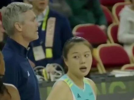 龚翔宇赴美出战联赛 首战就拿下MVP
1月11日,中国女排名将龚翔宇,在美国LOVB女排联赛的第一场比赛,就为麦迪逊女排拿下一场大胜。她们以3比0的比分战胜盐湖城女排。取得联赛的开门红。龚翔宇也收获了在海外联赛第一个MVP荣耀。
这是龚翔宇第一次出战海外联赛。她的首场亮相就得到现场解说员的关注。赛前解说员特意向观众介绍,龚翔宇的昵称是小宇宙。这场比赛麦迪逊女排是主场作战,安排了龚翔宇首发登场。龚翔宇不负众望,首发出场拿到球队的联赛第一分。最终小宇宙得到全场最高15分 ,22扣12中0失误,14次一传0失误,到位率64%。凭借出色的发挥,小宇宙获得本场MVP的头衔。比赛中她的状态火热,发球扣球拦网全面开花。这位MVP堪称实至名归。
文/制作 北青体育 褚鹏