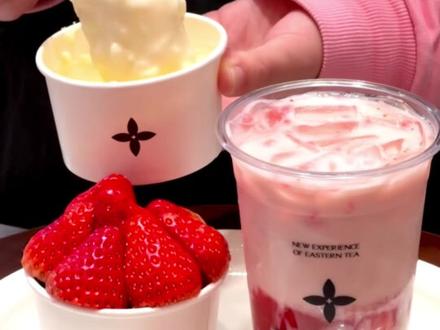 我的好姊妹,出来喝粉色液体了#茉莉奶白#粉色液体#奶茶#搞笑 #我和姊妹一起喝粉色液体