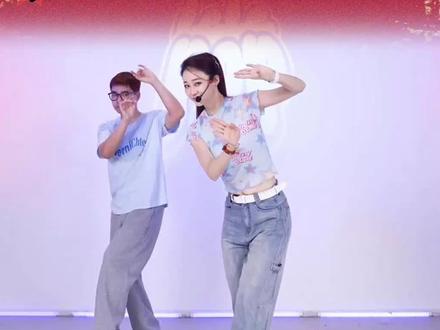 《青花瓷》广场舞版本更新!喜欢古风的姐姐在哪里🙋♀️#广场舞 #广场舞dou起来 #简单易学