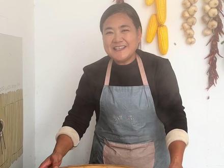 今天蒸了一锅香喷喷的窝窝头,婆婆说,山珍海味一箩筐,不如家乡的老味吃着香#我的乡村生活 #乡村味道 #乡村美食 #窝窝头