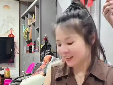 老谭对儿子儿媳是真的好啊,自己的私房钱都愿意给哦😂😂 #老谭 #老弟 #颜颜 #日常唠嗑