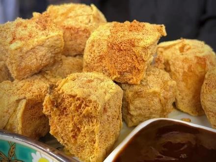 绍兴街头小吃榜一大哥——油炸臭豆腐,看着简单,要炸好,还得有几个小诀窍。#孔乙己酒家 #寻味街边小吃 #油炸臭豆腐 #地方特色美食 @小沈叔叔