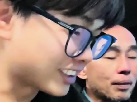 带父亲新疆旅游,子安喊父亲吃拌面,父亲笑着说吃不完,让孩子先吃——这一句最贴合画面:世间最好的爱,是新疆拌面里,父亲总把多的那份留给你。#子安和父亲#带父亲新疆旅游#