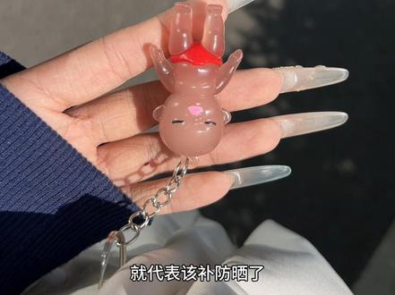 买了一个会变色的娜塔莎,真的太神奇了#娜塔莎 #挂件 #变色 #玩个很新的东西