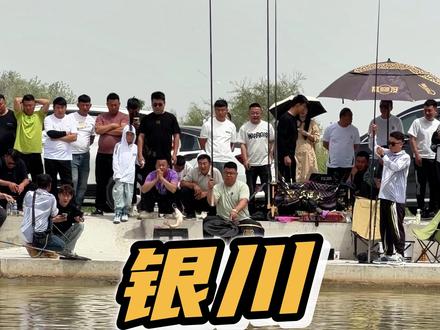 曼斯国际 从没鱼钓到有鱼,几十人看着我,我也很紧张,还好没卡脸,不知道身后几十人怎么想#原来钓鱼才是抖音运动顶流 #黑坑钓鱼 #黑坑鲤鱼 #千风止 #钓鱼饵料
