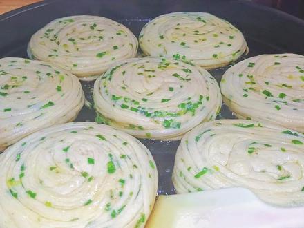 排队半小时才能买到的盘丝葱花饼,面点师教你详细步骤,快收藏 #自制面食 #葱花饼 #面点 #葱油饼