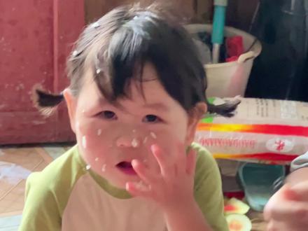 干白米饭都能干一大碗的小家伙!
#瑶一瑶小肉包 #人类幼崽迷惑行为大赏 #一身反骨的人类幼崽