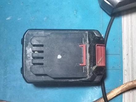 东成20V锂电池 充电时红灯闪烁 充电器指示灯一直闪 充不进去电 像这种无法充电的电池 很容易修理和维修的