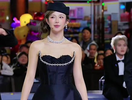 我要验牌舞蹈,龙队被瑶瑶扇巴掌太搞笑了,哈哈哈这个环节好好看,#龙浩天 #龙浩天团队 #龙浩天户外直播 #瑶瑶小撑腰 #龙浩天妹妹 @龙浩天🐲 (重庆酉阳酉州古城直播) @瑶瑶小撑腰☀️ @龙悦🐰(龙浩天妹妹)