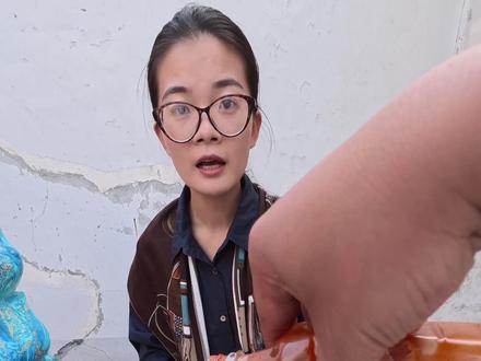 怎么还把美女蹭急眼了呢… #保勇先生烤冷面 #万万没想到 #原创视频