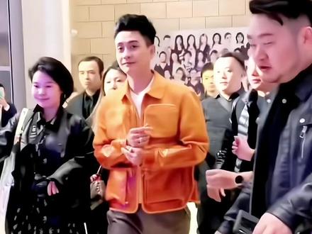 有人说要粉就粉他吧,不用担心塌房,本身就废墟一片😅