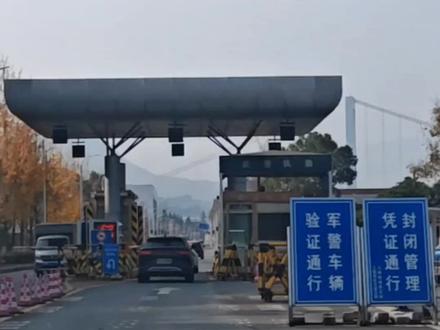 宜昌三峡大坝旅游区免门票,自驾车辆必须提前在公众号办免费通行证,然后换乘景区大巴进入,35元/人。三个景点必须去。坛子岭,可以电梯登顶看全景→185观景台,近距离看大坝→截流纪念园,可以正面直视三峡大坝,自豪感油然而生#自驾游 #随拍 #记录真实生活 #旅行推荐官 #原创视频