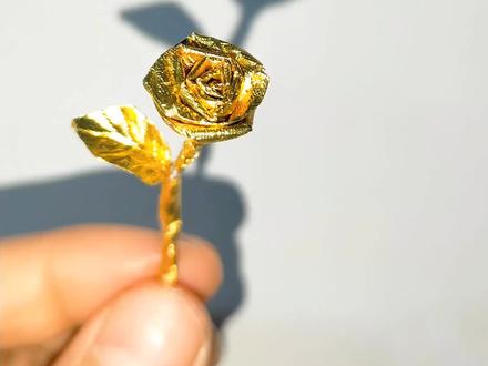 糖纸玫瑰花金色玫瑰费列罗糖纸手工#折纸 #玫瑰花 #手工diy #新年礼物 #亲子手工