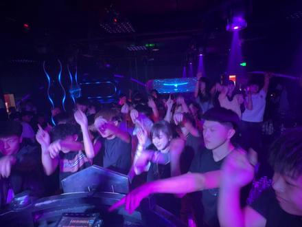 一起来霓虹山西摇#山西摇#酒吧 #摇头