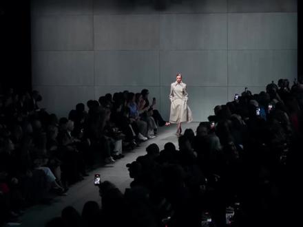 Ermanno Scervino 2026秋冬大秀 蕾丝革命 ### Ermanno Scervino 2026秋冬大秀|军装大衣下的蕾丝秘密!这位佛罗伦萨炼金师用25年,写了一封给女性的情书
#ErmannoScervino #米兰时装周 #意式性感 #蕾丝革命 #25周年纪念 #军装美学 #秋冬女装 #秀场直击
**🎖️ 开场暴击**:当军装绿的大衣下摆不经意露出金色蕾丝镶边,当刚硬的双排扣遇见若隐若现的透明薄纱——Ermanno Scervino用一场“刚柔二重奏”,庆祝品牌25周年的里程碑。
**🎭 秀场叙事:军装与蕾丝的和解**
“重新诠释25年美学是冒险,但我愿意冒险。”设计师坦言。本季将女性宇宙的多个维度并置:从野战服启发的军绿LODEN大衣、精准扣合与结构剪裁,到粉色与烟草色的吊带裙、透明薄纱与无处不在的蕾丝。
**✨ 三大灵魂亮点**
▫️ **军装与蕾丝的性感对撞**:军绿色大衣装饰金色蕾丝——颠覆传统认知:蕾丝不再只属于仪式,今天它出现在董事会议的衬衫上,搭配牛仔裤也完美日穿。
▫️ **丹宁的贵族化**:丹宁纹理呼应多尼格尔粗花呢的结构——不规则光斑、羊毛般的视觉重量。丹宁被当作“高贵面料”对待,与真丝、蕾丝内衬结合,裁剪精度堪比大衣。
▫️ **男装元素的颠覆**:男士平角裤被透明欧根纱重新演绎;看似针织雕塑的短外套,内里由蕾丝支撑。骑马外套与斗篷雕琢精准廓形,直到欧根纱或金色流苏从开衩处探出。
**👝 配件狂想曲**:倒置水桶造型Amanda包、鳄鱼压纹Fiocco手拿包、抽褶乐福鞋、失去靴筒的西部尖头平底鞋。那只挎在臂弯的网袋,像去熟悉街角购物时的随意优雅。
**🧩 穿搭启示**:从一件军装外套入手,内搭蕾丝上衣,让最极致的冲突制造最致命的吸引力。
**📜 时尚启示**:“Scervino不断创造,这是让一切不同的冒险。”当金色蕾丝在军绿大衣下摆闪烁——真正的力量,不在单一选择里,而在自由切换的从容中。
**独家拍摄版权,禁止盗用,维权必究**