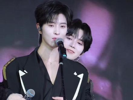 换阿星抱着让邱猜词,星躲在邱后面作弊透词“卿卿我我 ”,然后接受惩罚说出三个离不开对方的理由,因为对方是邱鼎杰和黄星,所以离不开 #黄星邱鼎杰澳门见面会