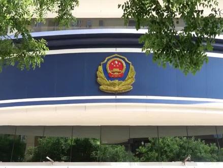 一个小碗、一把瓜子,“猜猜碗里有几颗瓜子”,看似考验眼力的游戏,实则是暗藏玄机的骗局。近期,“猜瓜子”诈骗又重现街头,太原警方成功打掉一个以“猜瓜子”形式实施诈骗的犯罪团伙。#新闻