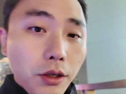 日本外交“脑子被驴踢了”,原因要从日本内政讲起 日本首相高市早苗在台海问题上搞事,驻大阪领事薛剑直接在国外社交媒体上说,“对于擅自闯入的肮脏头颅,只能毫不犹豫地斩断”。我们当然觉得这话没问题,捍卫国家主权而已,但日本舆论一下就哈气了,西方媒体也马上起哄。
西方拉偏架大家都习惯了,它们是不懂中国的红线吗,并不是,只是要逮着机会恶心一下咱们。所谓非蠢即坏,人家肯定是不蠢的,明白人挺多的,比如我经常看的油管时政号visualpolitik,分析高市早苗讲得挺好。核心一点就是,高市早苗的政治地位不稳,很多动作她没法做,比来比去发现对中国放狠话,做出强硬立场,反而是最容易、最安全的,得从日本内政来理解它的外交。#零基础看懂全球 #硬核深度计划