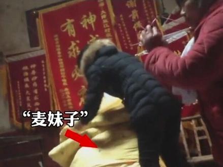 女子狐假虎威“观音附体”,蒙上被子“装神弄鬼”问诊#骗局 #装神弄鬼