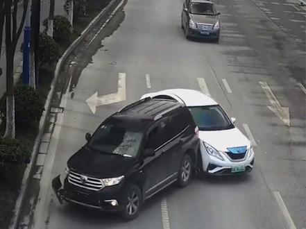 肇事驾驶员因危险驾驶罪,被判拘役3个月缓刑4个月,并处罚金6000元。