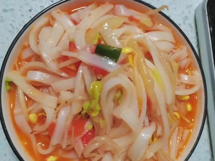 汉中美食,面皮的其中一种吃法———烩面皮!喜欢辣椒可以多放点,麻辣开胃!#普通的饭菜都是家的味道 #大人小孩都爱吃