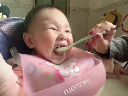 还是不要给宝宝吃太多了,适得其反呀。还是爸爸做的饭不好吃呀?#过度喂养 #宝宝吃饭 #日常拍摄小屁孩成长记 #创作者中心 #创作灵感