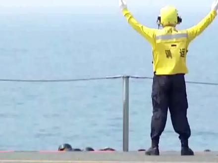 航母上的七彩马甲军,为什么黄马甲最重要,红马甲最危险?#彩虹人 #航母 #军事科普