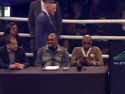 康纳嚣张叫板梅威瑟,梅威瑟笑场擂台冷静接招