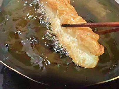 酥皮空心大油条二斤面的教程来了,面 二斤,油条精 多半袋20克(一袋25克)鸡蛋两颗,油 一勺(中号火锅勺子)盐一小勺,糖,半勺,温水600-680毫升 (根据自己和面掌握水的具体用量)
把所有配料放进面中,手拌一下面,开始温水和面,少量多次的放,手把面搅拌成絮状,有干面继续加水,最后手上抹油往里掂面,一边抹油一边往里掂面,掂两分钟盖上锅盖醒面,间隔二十分钟再抹油掂面两分钟,最后一次再间隔五分钟,开始抹油掂面,最后面上抹一层油,盖上锅盖,放在温暖的地方,三小时后开始炸油条。#美食 #美食教程 #农村生活 #上热门 #真实生活分享计划