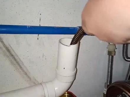 滚筒洗衣机排水管怎么放是正确的?专家介绍相关步骤~#专业的事交给专业的人 #滚筒洗衣机排水管更换 #技术分享 #海尔洗衣机 #洗衣服就靠它了