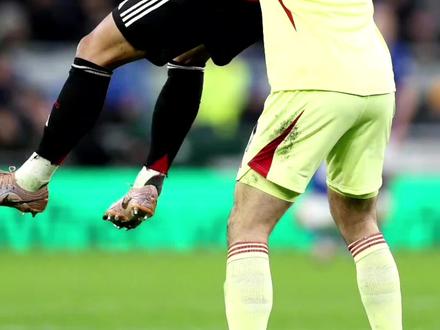 埃弗顿0-1曼联,赛后评述:拉门斯出色表现力保城门不失,谢什科反击完成致命一击,曼联客场艰难拿下太妃糖,再次杀入英超前四
#曼联 #埃弗顿0比1曼联 #谢什科 #拉门斯 #卡里克