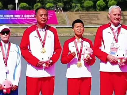 开幕式后安徽首金出炉!19岁的安徽姑娘张芳芳夺取第十五届全国运动会赛艇女子轻量级单人双桨冠军(记者:周宇 编辑:周宇)