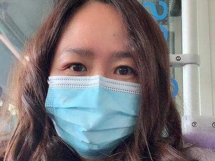 国航航班从北京首都机场T3下机,再中转到T2航站楼!
1.同一航空公司,两程登机牌一次性领取,行李箱可以直接托运到最终目的地。
2.需从T3航站楼二楼出口出来后,再坐直达电梯到一楼五号口,门口就是免费机场短驳车。
3.北京首都机场的T2和T3相距为八公里,大致需要十几分钟车程,再加上开班等候的时间,估计需用到半小时抵达T2航站楼。
4.直接再办理安检后,直抵登机口就ok啦!